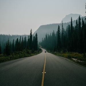 Превью обои дорога, разметка, туман, горы, движение