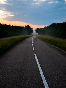 Превью обои дорога, разметка, туман, рассвет