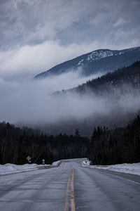 Превью обои дорога, разметка, туман, холмы, деревья