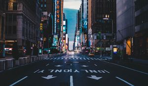 Превью обои дорога, разметка, здания, город
