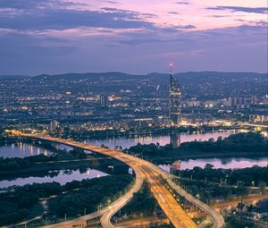 Превью обои дорога, река, здания, огни, город, сумерки