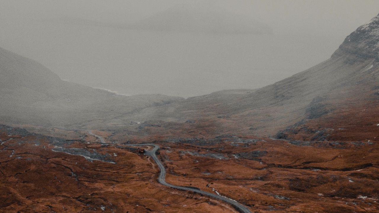 Обои дорога, рельеф, туман, извилистый, заснеженный