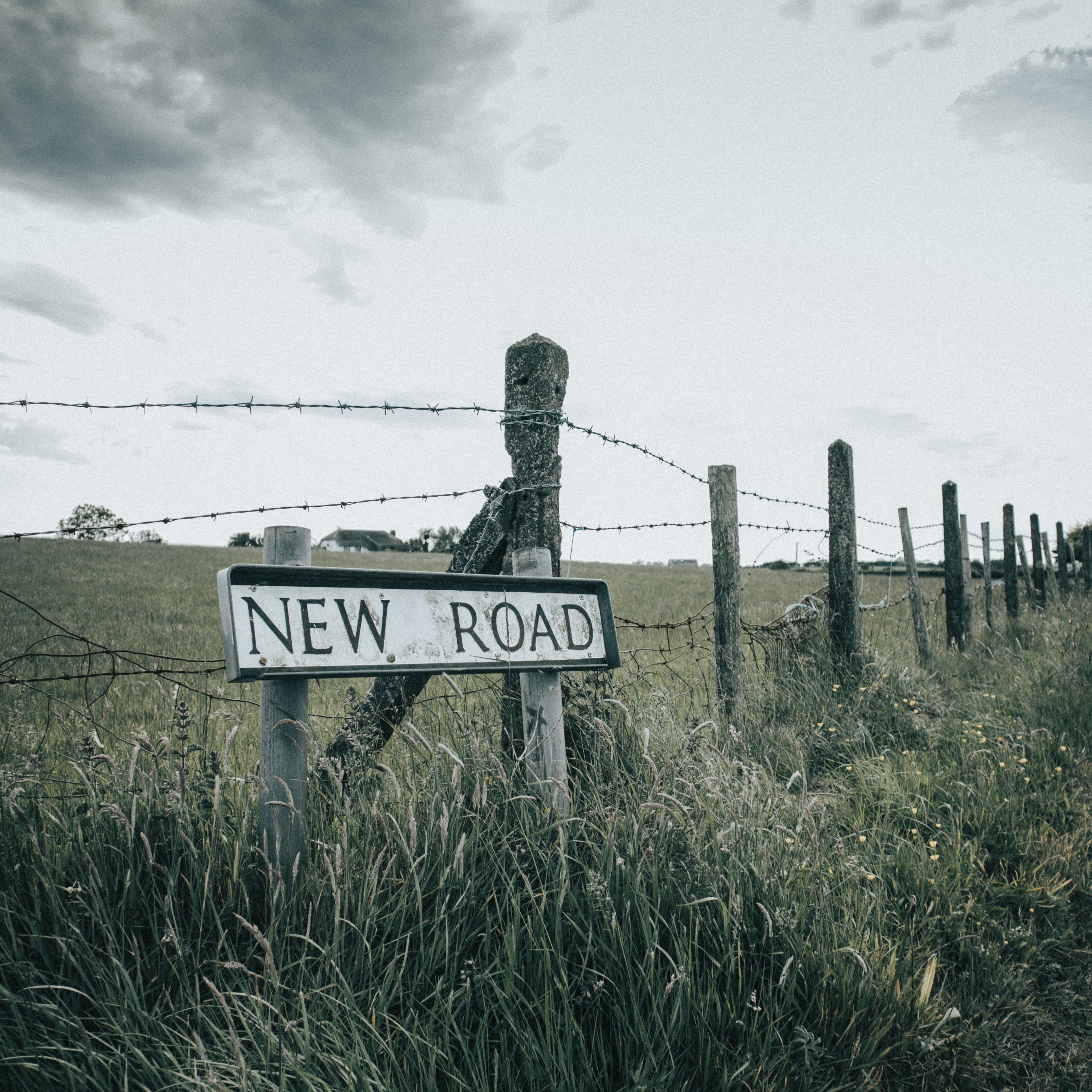 Road words. Обои дорога и надпись. Знак с надписью Фёдоровка. Граница слово картинка. Надпись над фото.