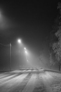 Превью обои дорога, снег, фонари, туман, зима, иней, деревья