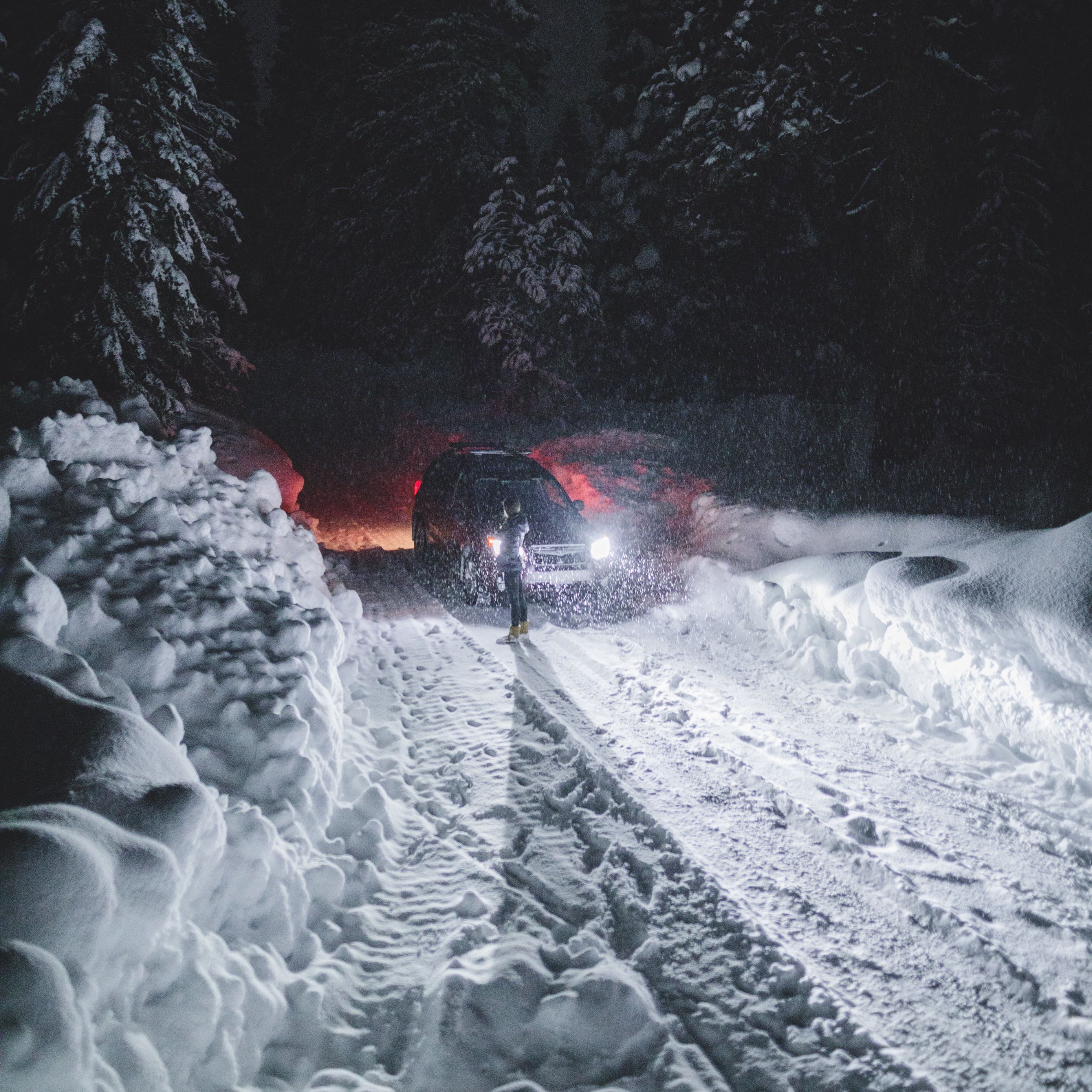 Сон дорога снег. Зимняя дорога ночью. Машина в снегу. Снег на дороге. Машина на зимней дороге.
