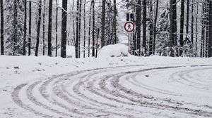 Превью обои дорога, снег, поворот, деревья, зима