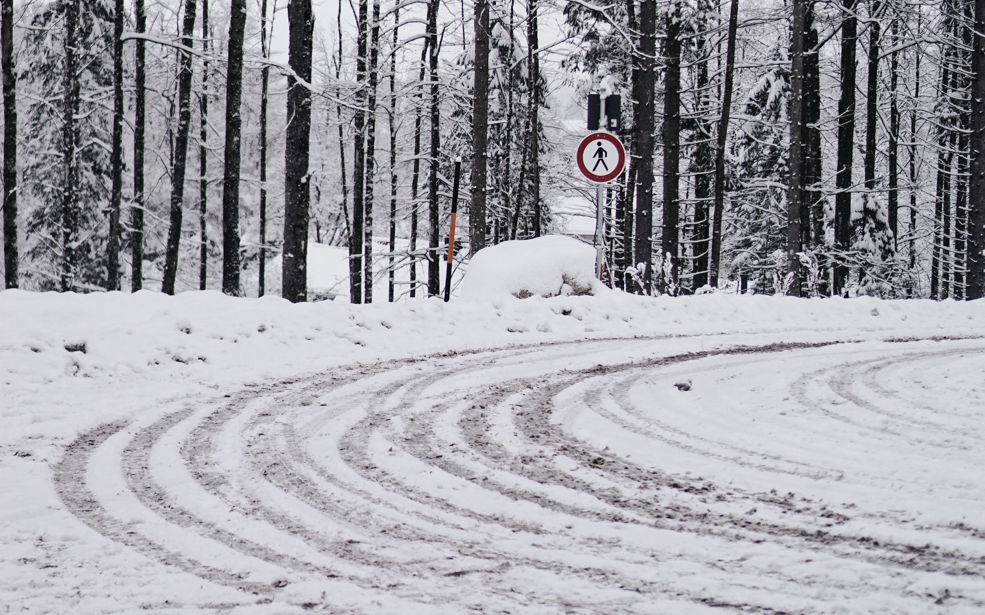 Turned to snow. Дорога на поворотах зимой. Зима дорога. Снег дождь шторм это что. Снег фото.
