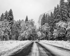 Превью обои дорога, снег, зима, гора, долина