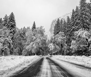 Превью обои дорога, снег, зима, гора, долина