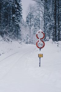 Превью обои дорога, снег, зима, указатель, лес