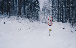 Превью обои дорога, снег, зима, указатель, лес