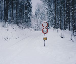 Превью обои дорога, снег, зима, указатель, лес