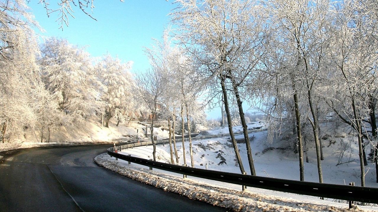 Обои дорога, снег, зима, поворот, деревья