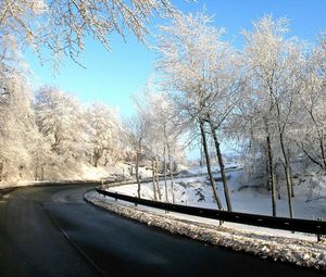 Превью обои дорога, снег, зима, поворот, деревья