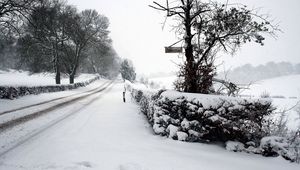 Превью обои дорога, снег, зима, табличка, вывеска, следы