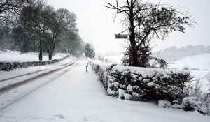 Превью обои дорога, снег, зима, табличка, вывеска, следы