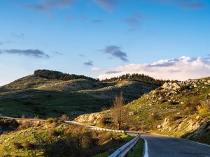 Превью обои дорога, трава, небо, разметки