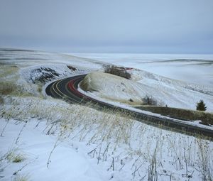 Превью обои дорога, трава, сухой, снег, зима, долгая выдержка