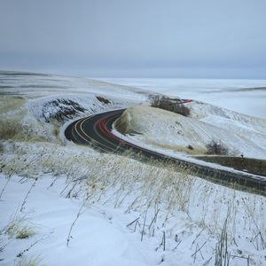 Превью обои дорога, трава, сухой, снег, зима, долгая выдержка