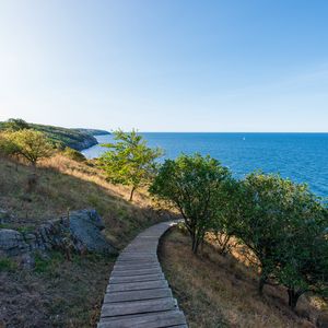 Превью обои дорога, тропинка, склон, море, горизонт