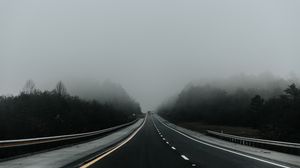 Превью обои дорога, туман, асфальт, разметка, движение
