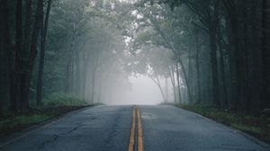 Превью обои дорога, туман, деревья, разметка, асфальт