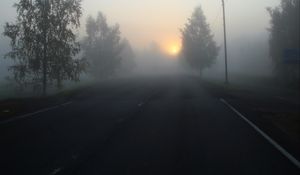 Превью обои дорога, туман, деревья, темный