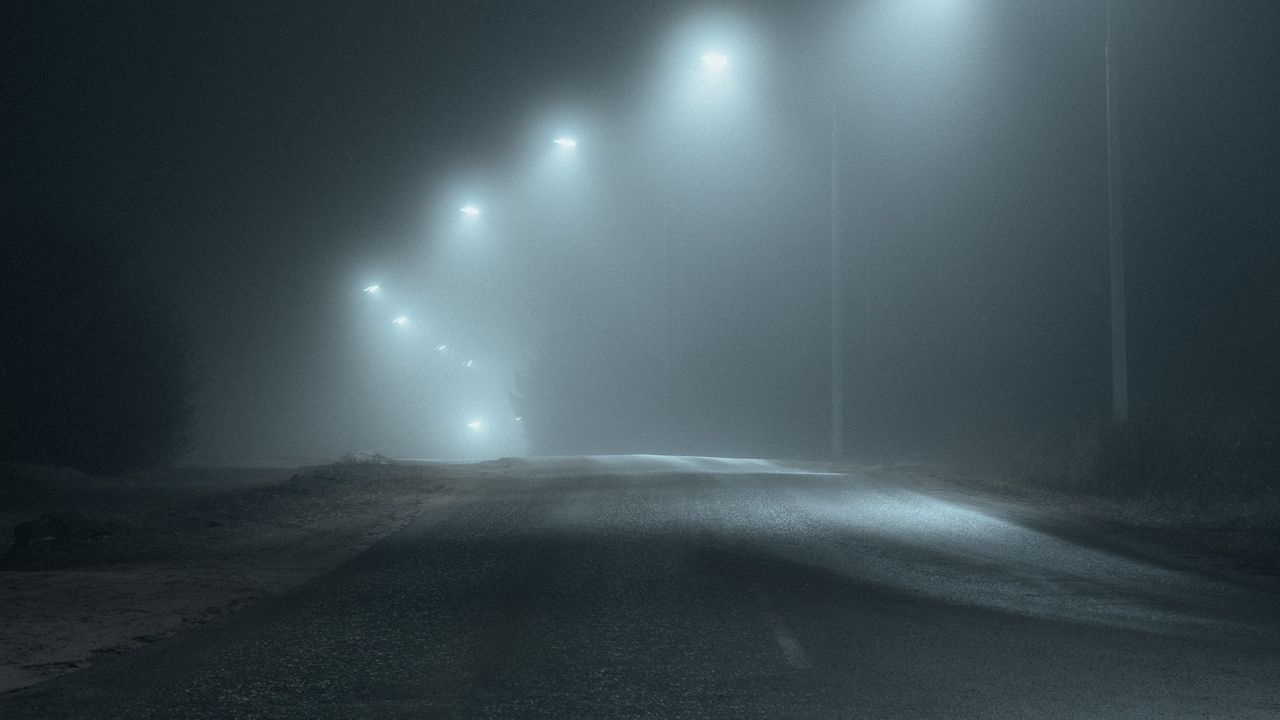 Обои дорога, туман, фонари, свет, темный
