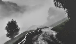 Превью обои дорога, туман, горы, деревья, чб