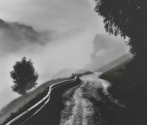 Превью обои дорога, туман, горы, деревья, чб