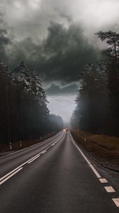 Превью обои дорога, туман, облака, пасмурно, автомобили, деревья