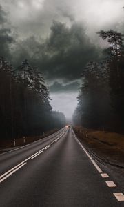 Превью обои дорога, туман, облака, пасмурно, автомобили, деревья