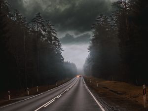 Превью обои дорога, туман, облака, пасмурно, автомобили, деревья