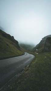 Превью обои дорога, туман, поворот, горы