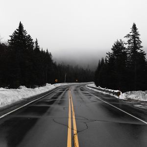 Превью обои дорога, туман, поворот, снег, пасмурно