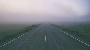 Превью обои дорога, туман, разметка, поле