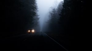 Превью обои дорога, туман, темный, деревья, машина