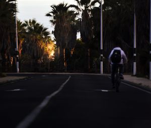 Превью обои дорога, велосипедист, пальмы, асфальт, поворот