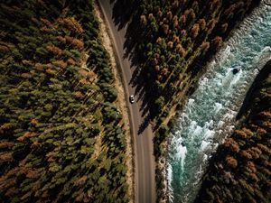 Превью обои дорога, вид сверху, даль, деревья, лес, путешествие