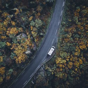 Превью обои дорога, вид сверху, деревья, осень, автомобиль