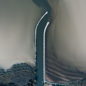 Превью обои дорога, вода, вид сверху