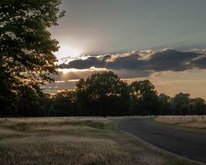 Превью обои дорога, закат, деревья, облака, небо, солнце, лучи