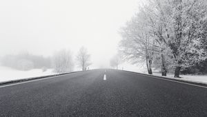 Превью обои дорога, зима, чб, снег, туман, деревья, направление