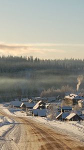 Превью обои дорога, зима, дома, проселочная, деревня, дым, топка