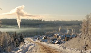 Превью обои дорога, зима, дома, проселочная, деревня, дым, топка