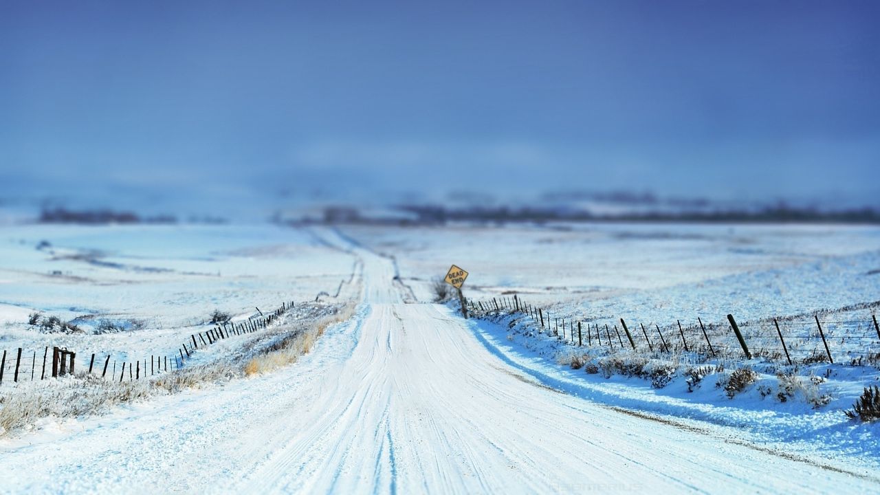 Обои дорога, знак, снег, зима, ограждения, колья, поле