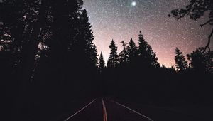 Превью обои дорога, звездное небо, ночь, деревья, разметка