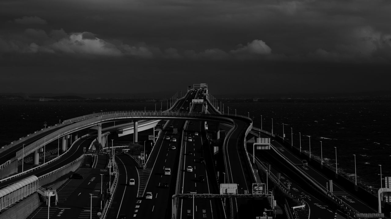 Обои дороги, магистраль, чб, небо, облака, темный