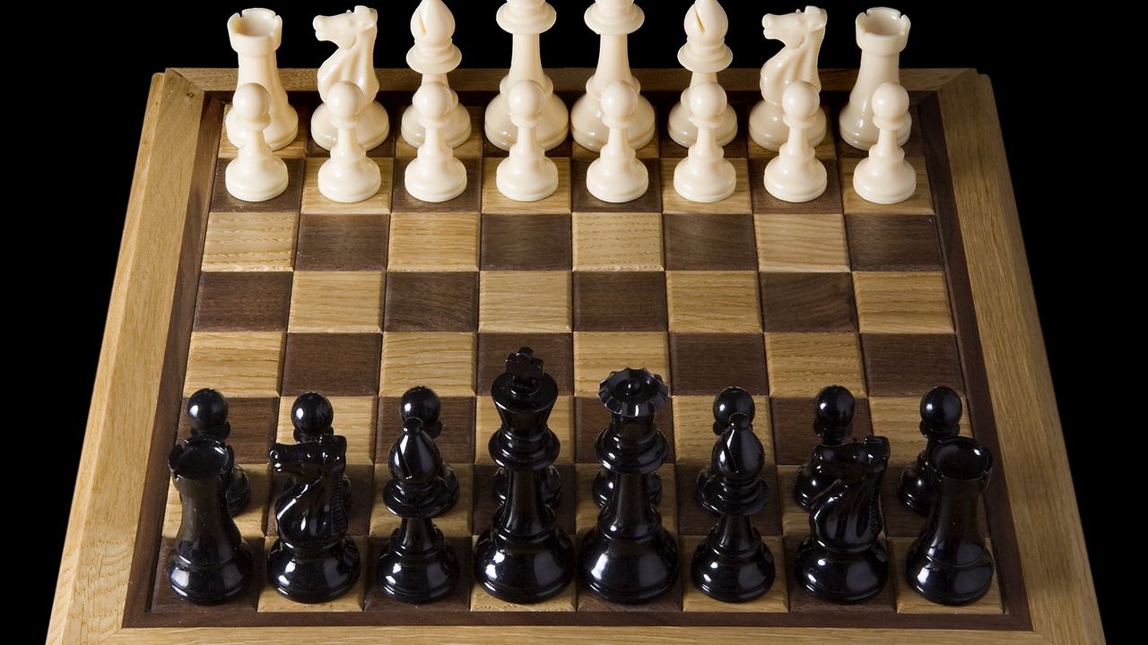Обои доска, игра, шахматы, партия, фигуры, черные, белые