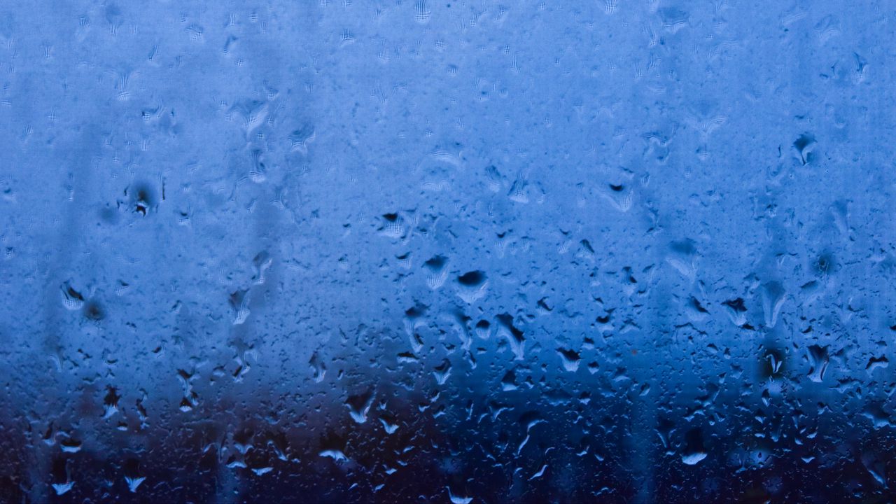Обои дождь, стекло, капли, мокрый, макро, синий